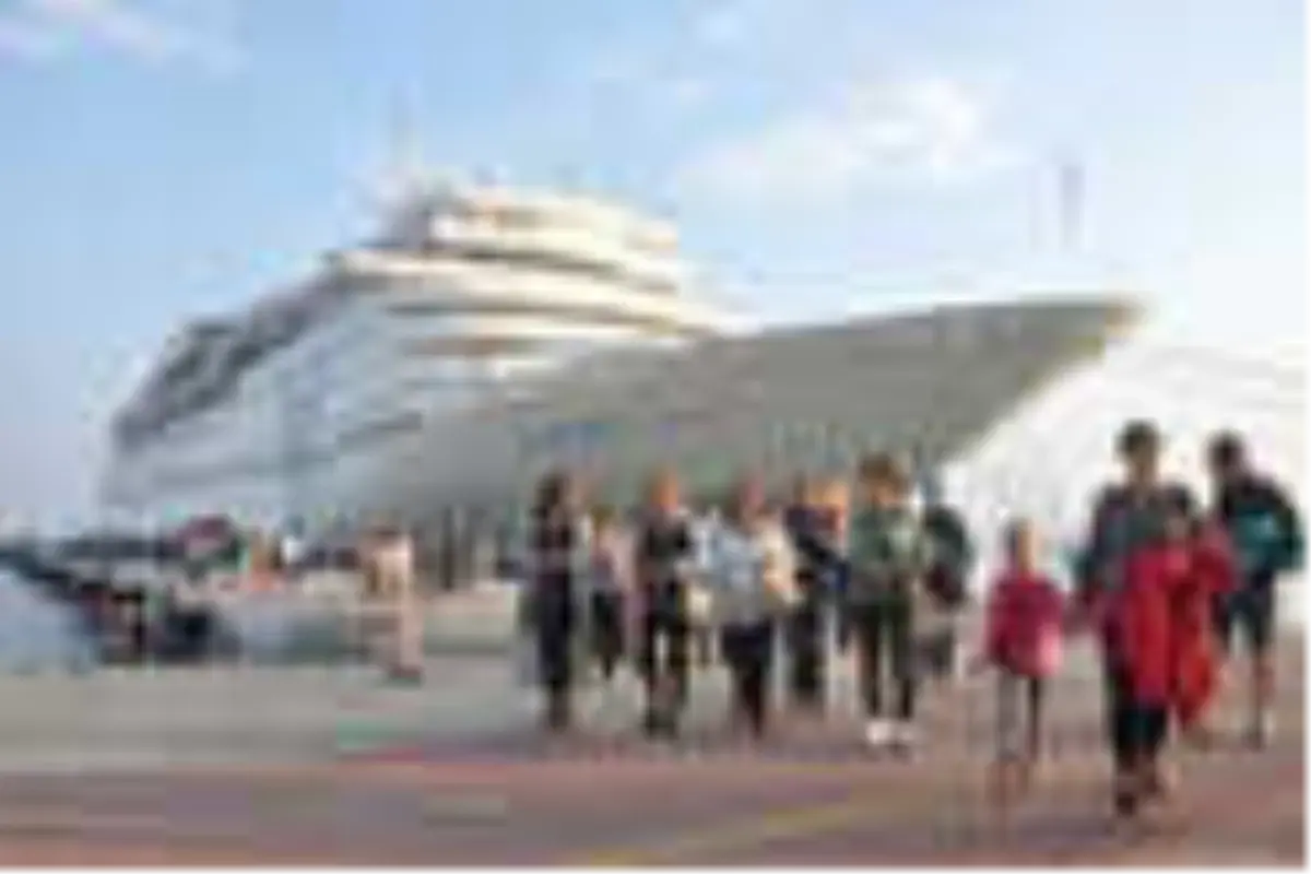 Dev Gemi Yanaştı! Yüzlerce Kişi Kuşadası\'na Geldi