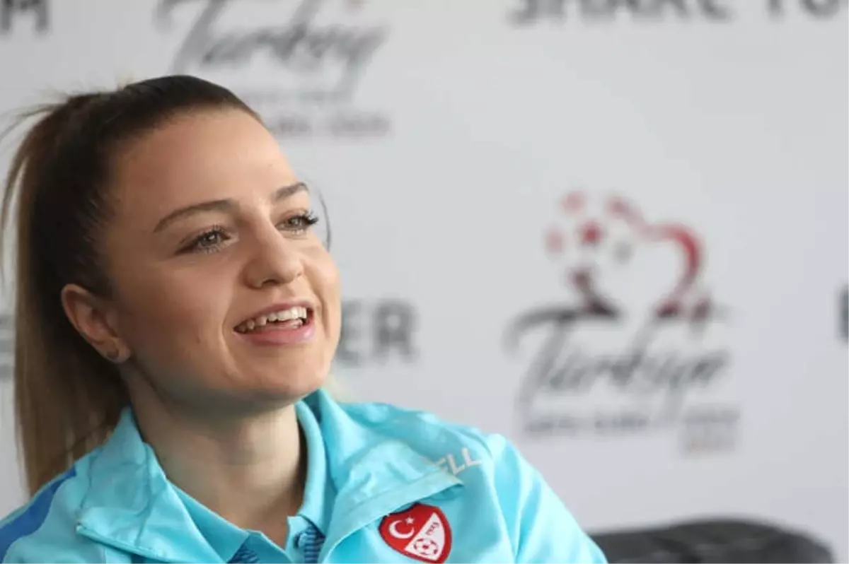 Melike Pekel: "Kadın Futbolu Daha Samimi"
