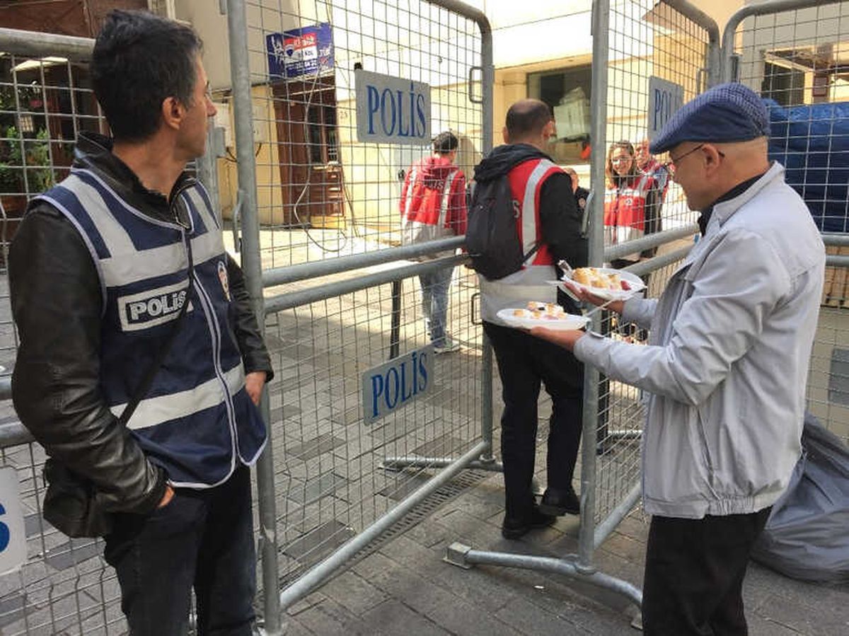 İstiklal Caddesi\'nde Esnaftan Pastalı 1 Mayıs Kutlaması