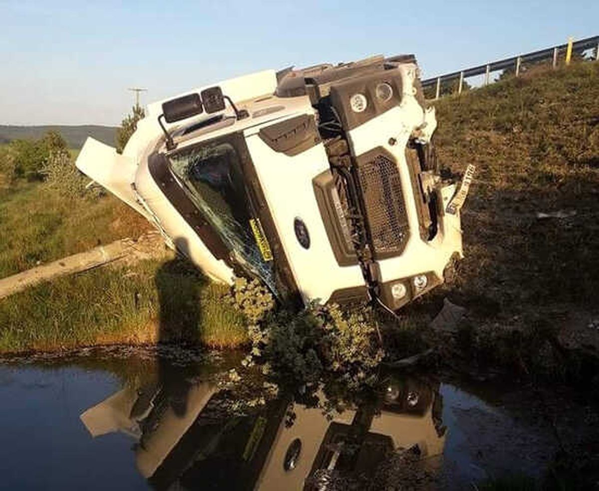 Şarampole Devrilen Tırdan Sağ Kurtuldu