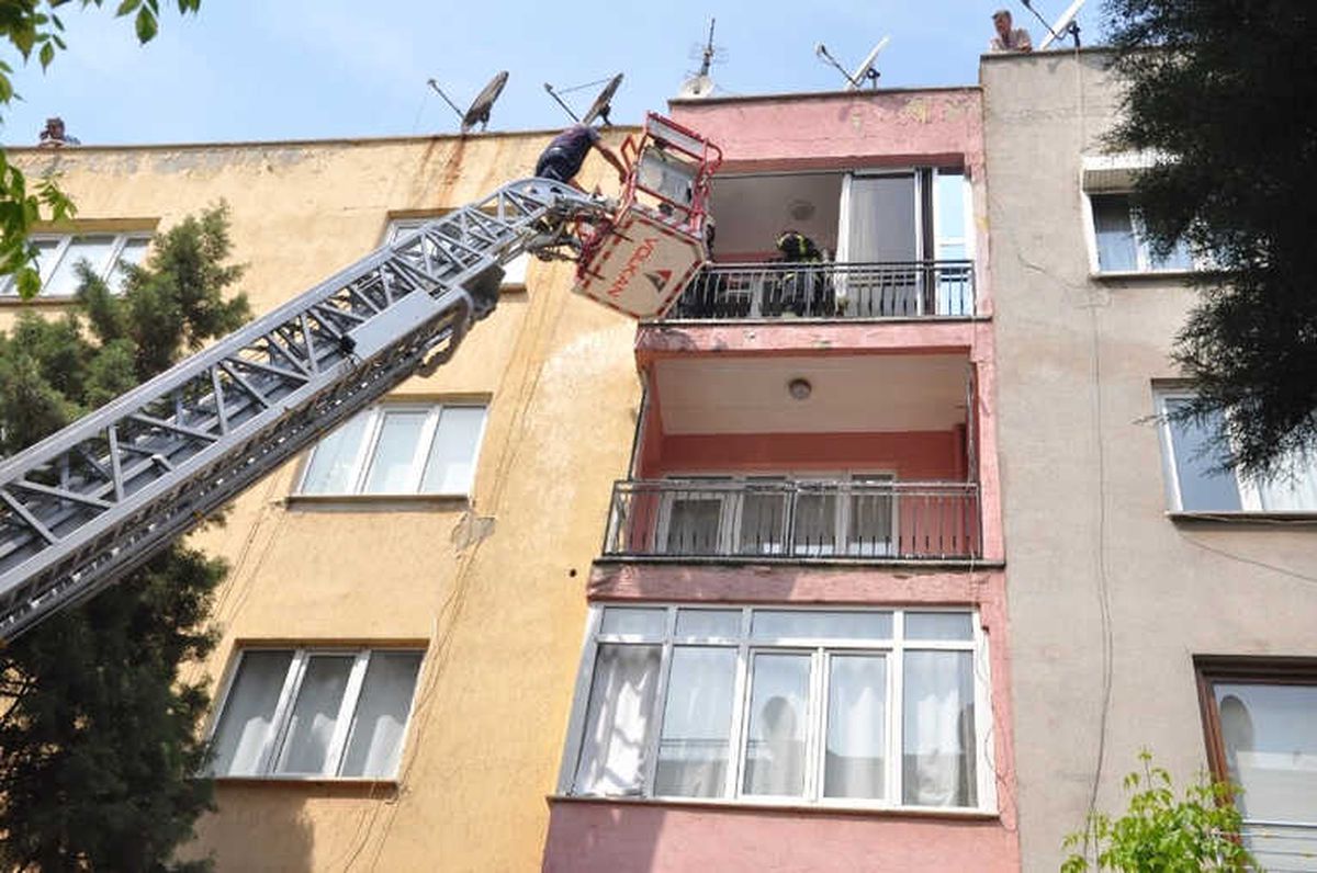 Soma\'da Ev Yangını: 4 Yaralı