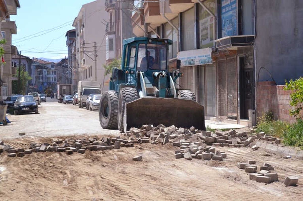 Şuhut\'ta Yol Yenileme Çalışmaları Devam Ediyor