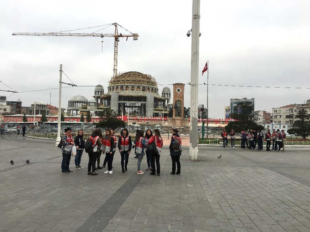 Taksim Meydanı\'nda Polis Kuş Uçurtmuyor
