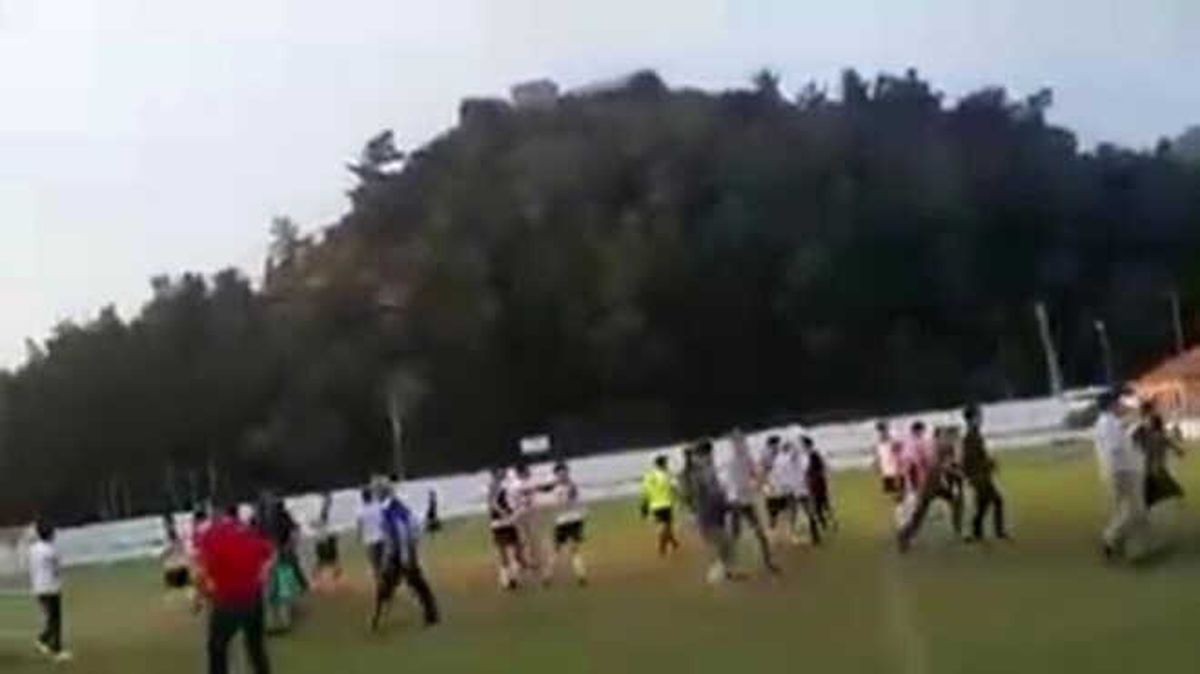 Taraftarlar Bıçak Sopalarla Futbolculara Saldırdı