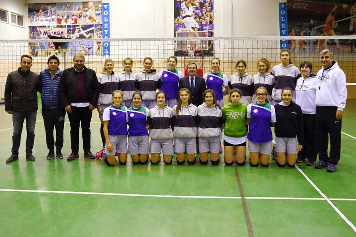 Tepebaşı Gençlik ve Spor Kulübü Yıldız Bayan Voleybol Takımı Şampiyonluk Kupasını Kaldırdı