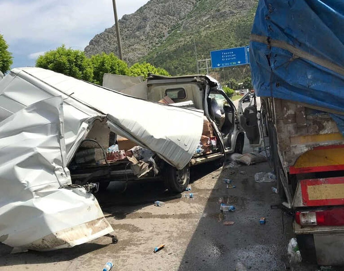 Tıra Çarpan Minibüs Kağıt Gibi Parçalandı