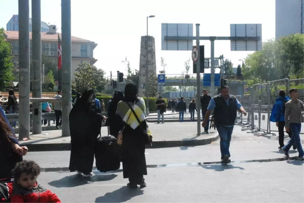 Trafiğe Kapanan Yollar Nedeniyle Turistler Otellerine Yürümek Zorunda Kaldı