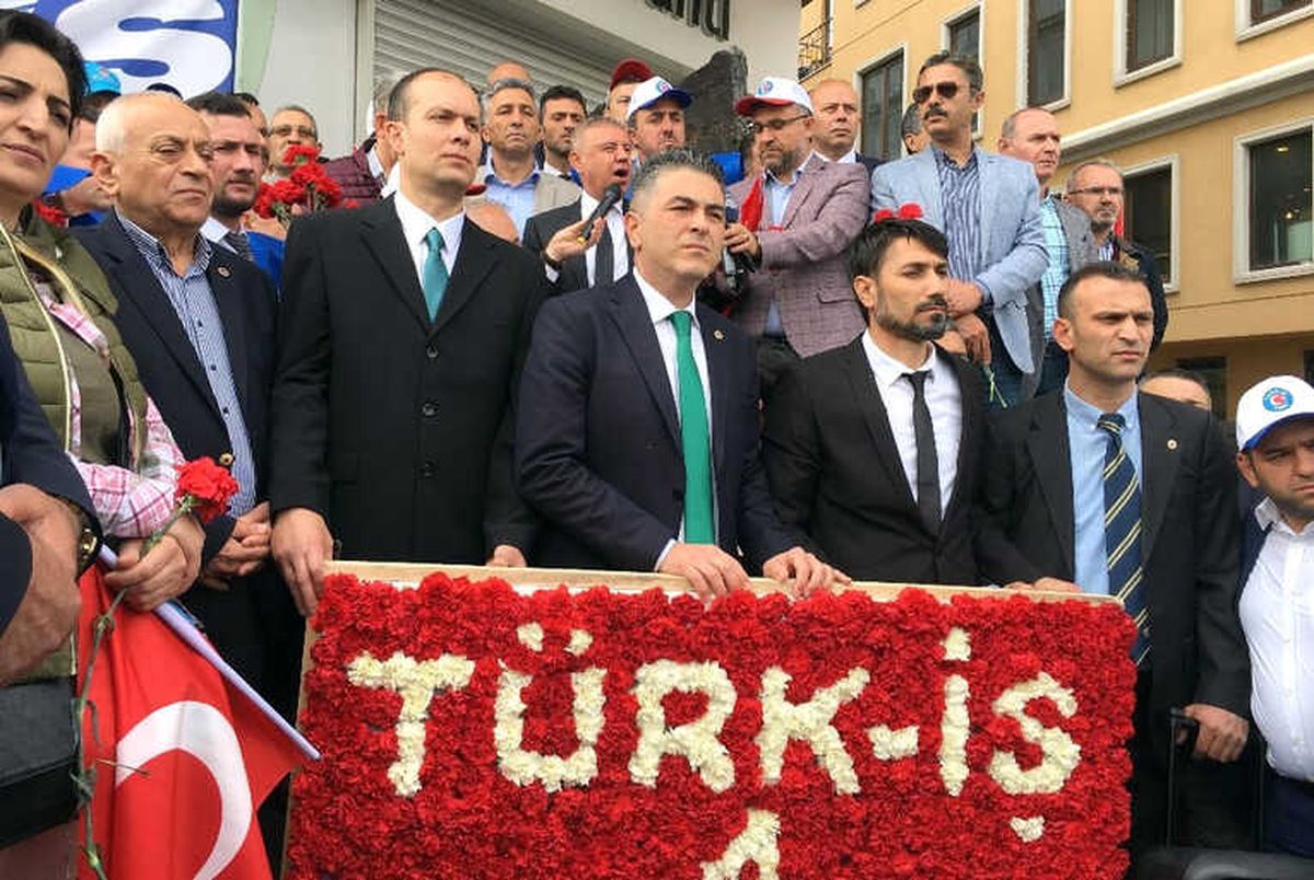 Türk-İş Sendikası Taksim\'deki Cumhuriyet Anıtı\'na Çelenk Bıraktı