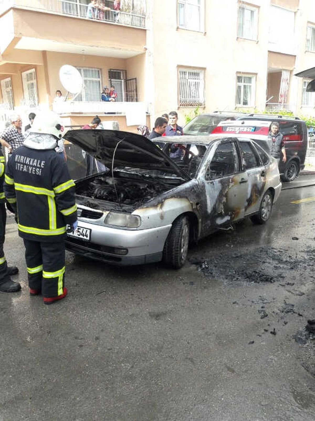 Yanan Otomobil Kullanılamaz Hale Geldi