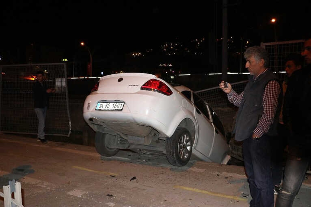 3 Otomobilin Karıştığı Kazada Savrulan Otomobil Tren Yoluna Girdi