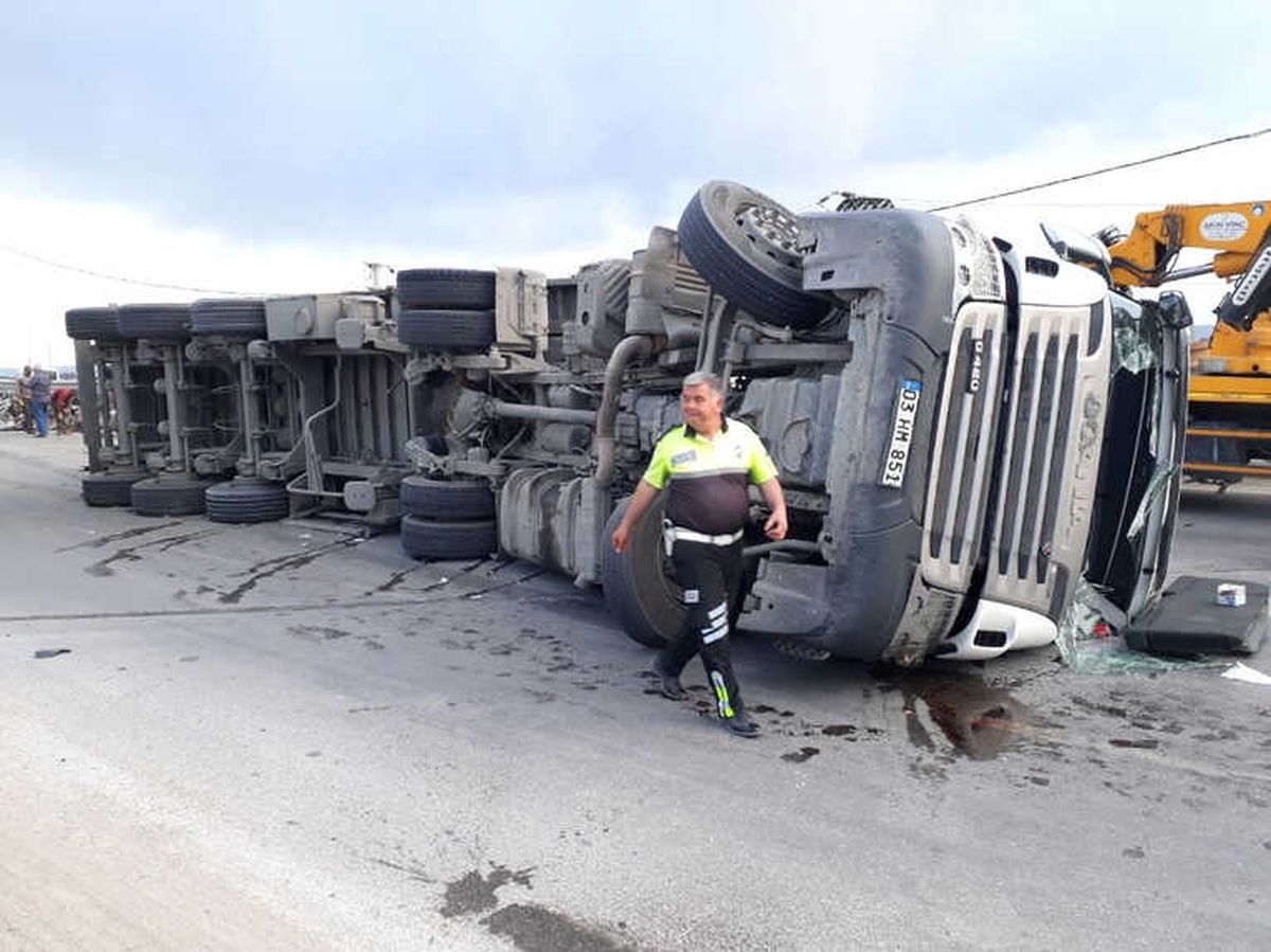 Afyonkarahisar\'da Hurda Yüklü Tır Devrildi: 1 Kişi Yaralandı