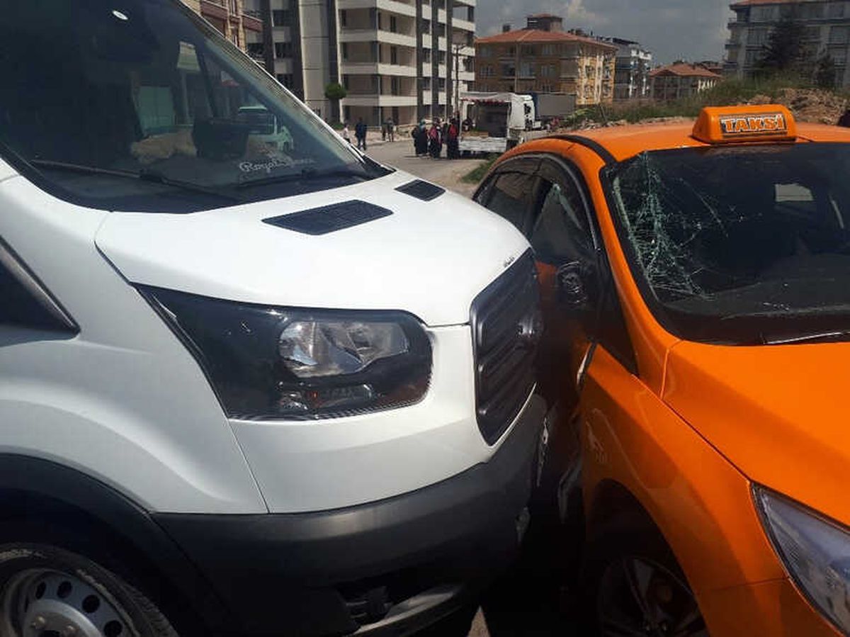Ankara\'da Öğrenci Servisi Ticari Taksi ile Çarpıştı: 4 Öğrenci Yaralı
