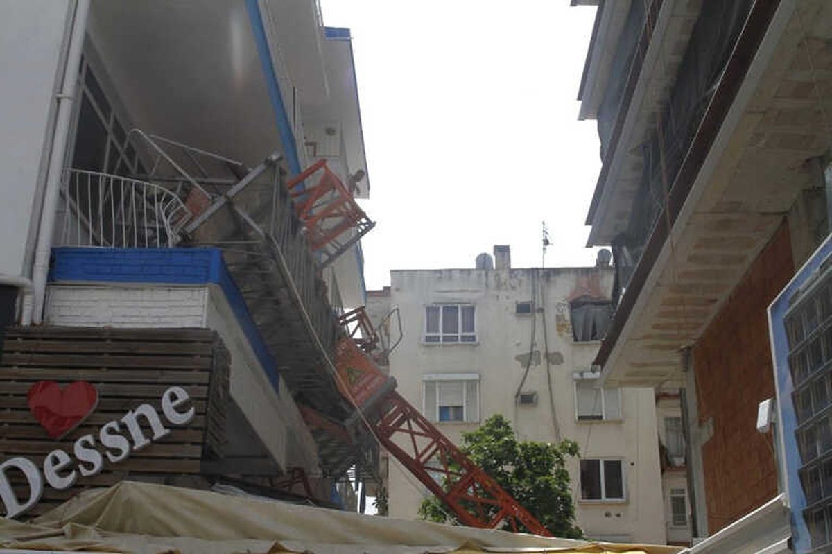 Antalya\'da İnşaat İskelesi Yan Binanın Balkonuna Devrildi