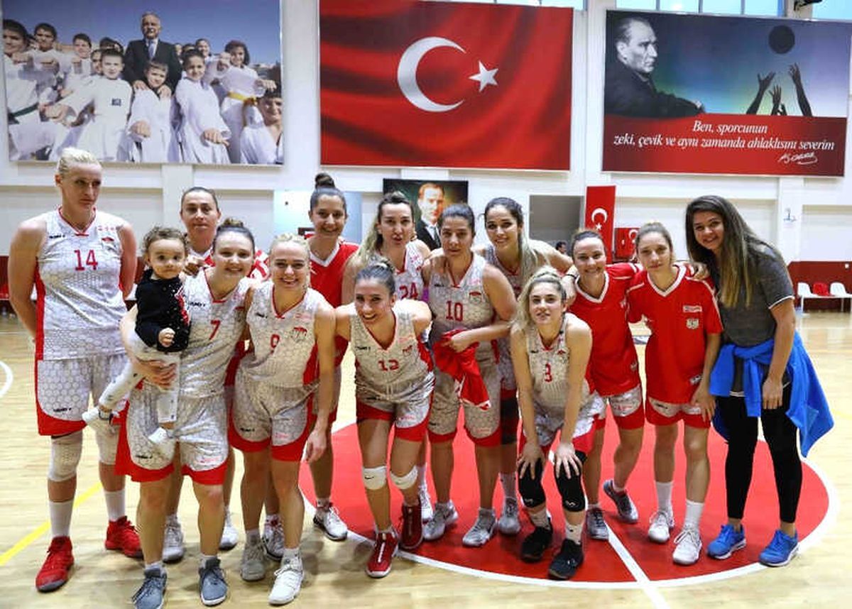 Bayraklı\'nın Perileri" Play-Off\'ta