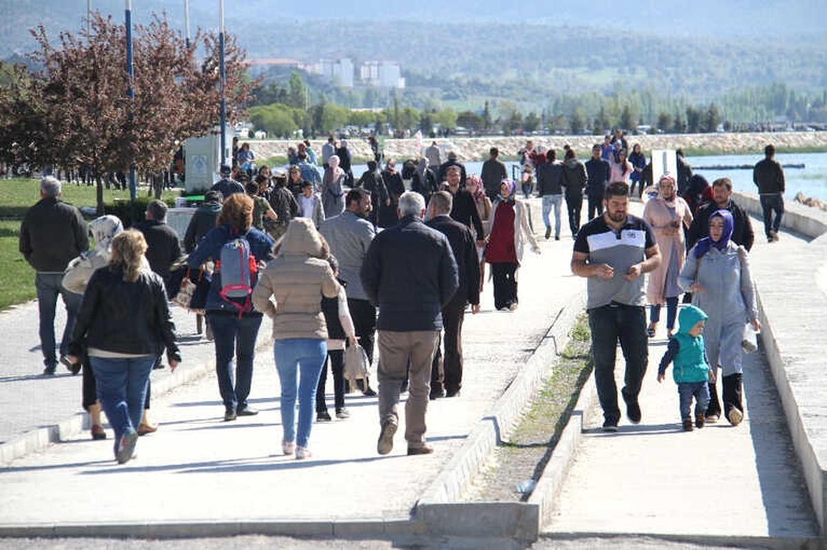 Beyşehir\'de Havaların Isınmasıyla Vatandaşlar Parklara Akın Etti
