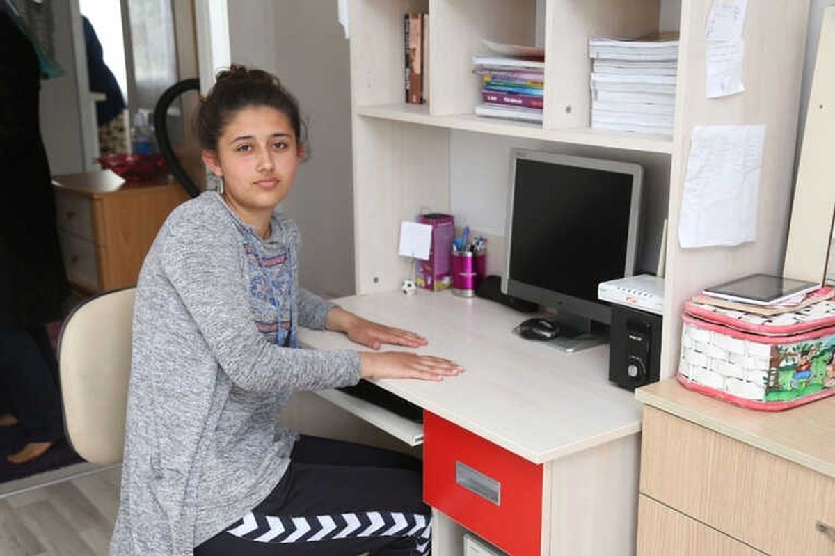 Bilgisayar Başında Çalışırken Düşen Yıldırım Sebebiyle Bayılan Edanur Şoku Atlamadı