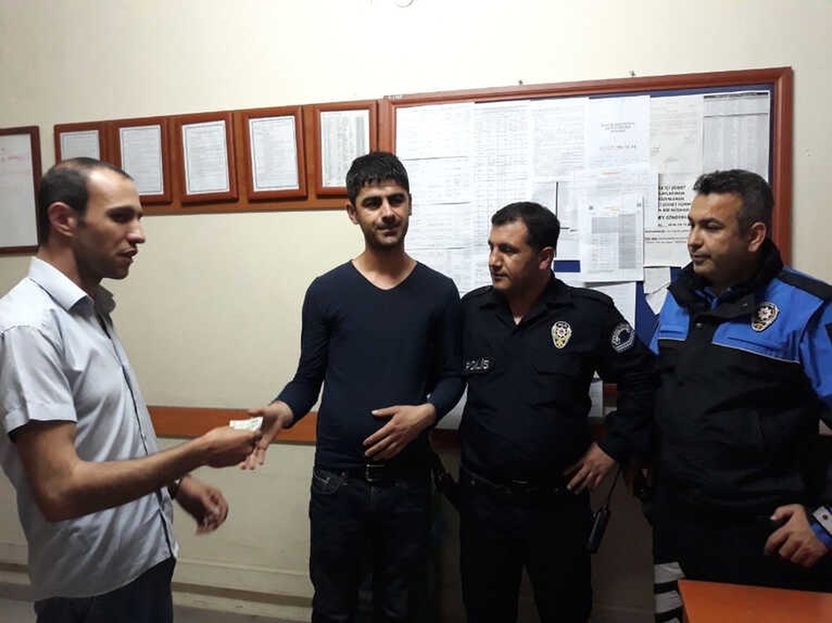 Duyarlı Vatandaş Atm\'de Bulduğu Parayı Polise Teslim Etti