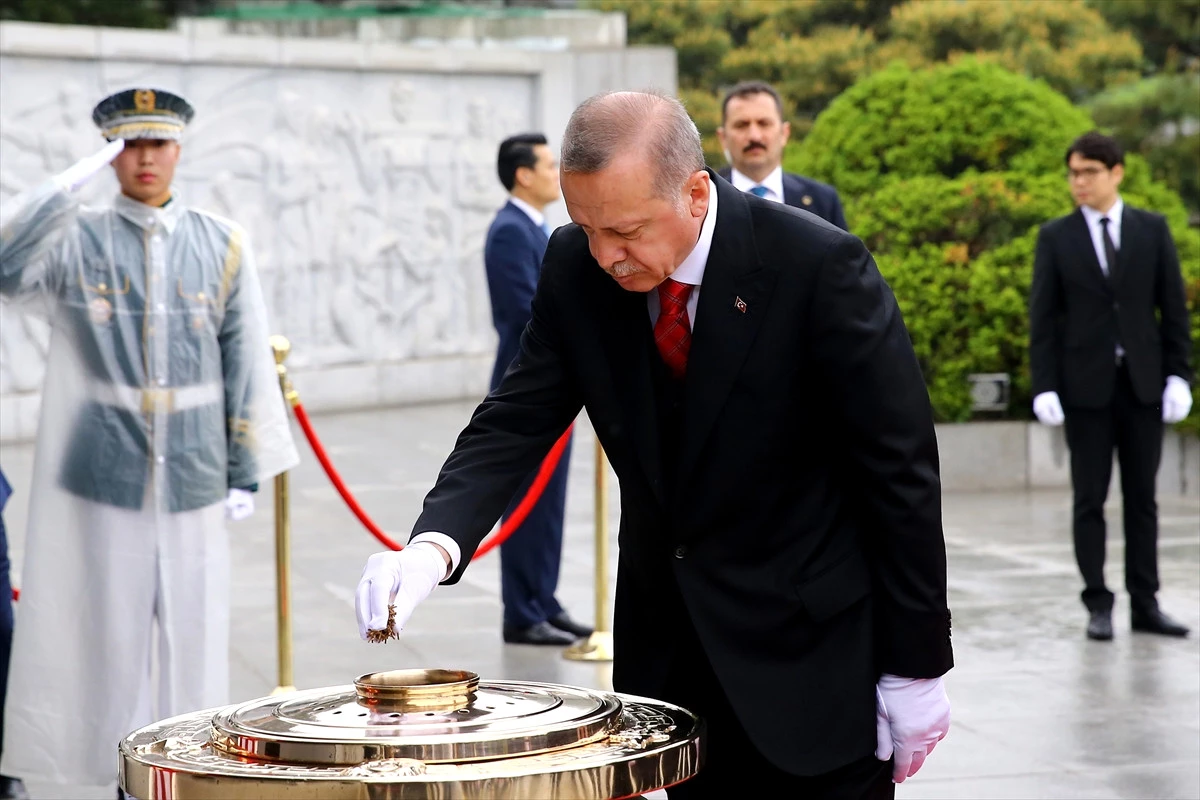 Güney Kore\'de Ulusal Mezarlığı Ziyaret Eden Erdoğan, Beyaz Eldiven Takıp Tütsü Yaktı