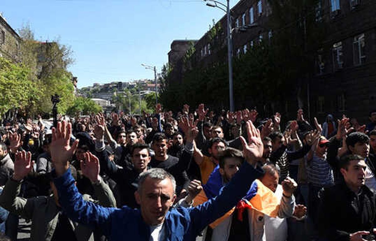 Ermenistan\'da Muhalifler Başkente Girişleri Durdurdu