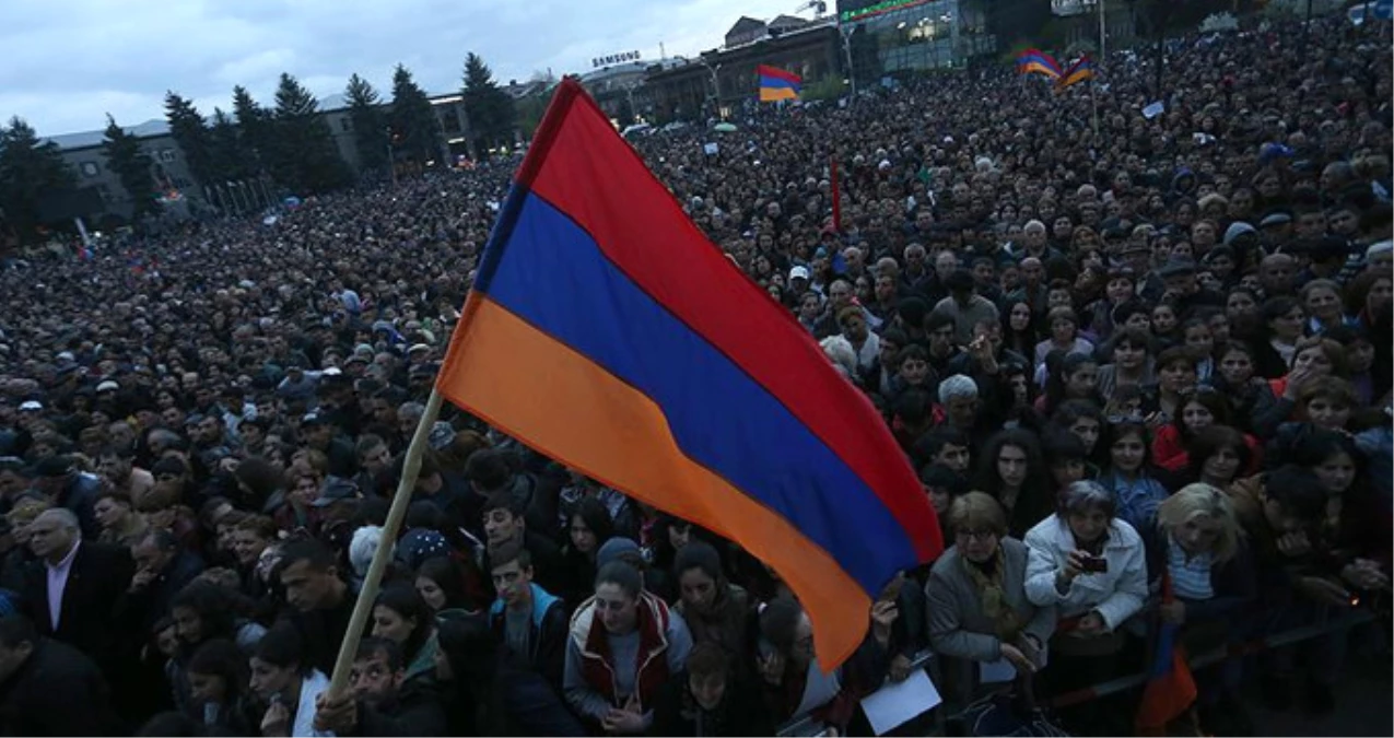 Ermenistan\'daki Sokak Eylemleri Arttı, Protestocular Milletvekillerini Tehdit Etmeye Başladı