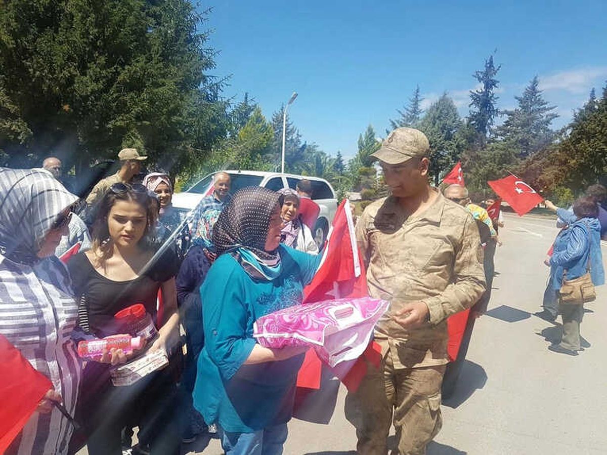 Isparta\'dan Afrin\'deki Mehmetçik\'e Gül Ürünü ve Türk Bayrağı