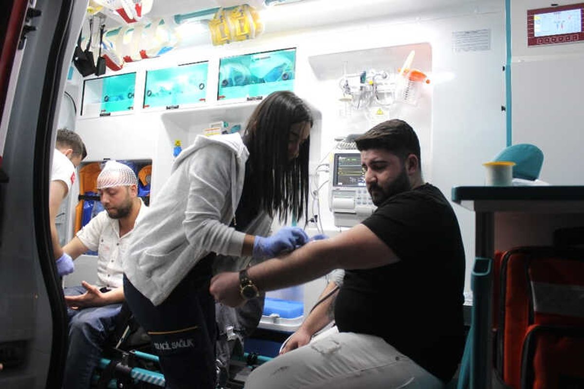 Kaldırıma Çarpan Lüks Otomobil Takla Attı: 4 Yaralı