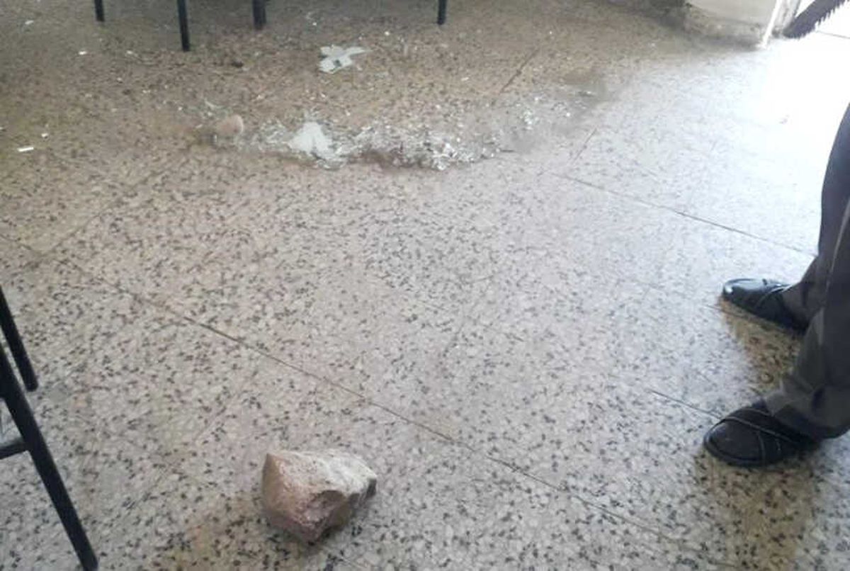 Kıraathanenin Camını Not Sarılı Taşla Kıran Şüphelilere İş Yeri Sahibinden Tepki