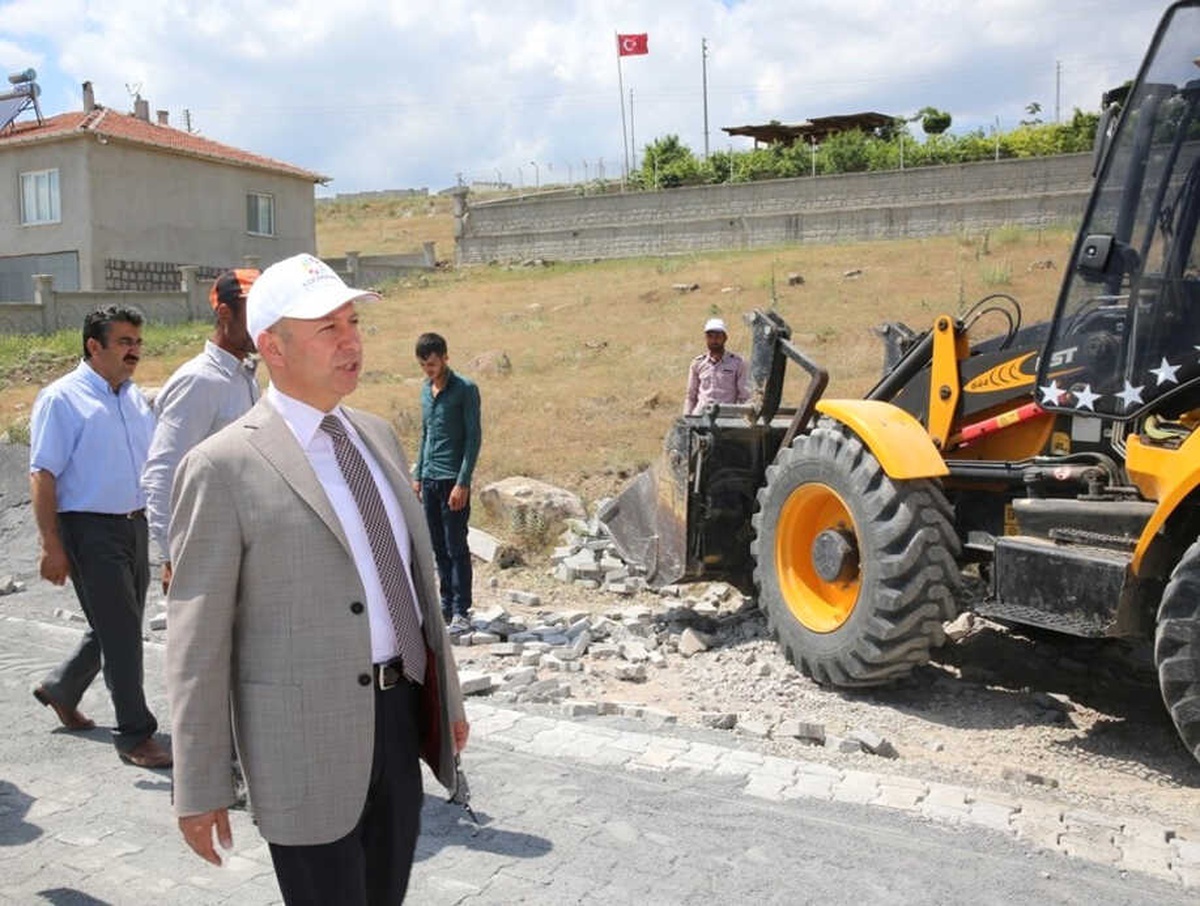 Kocasinan\'ın Kırsal Mahallelerinde Yol Çalışmaları Sürüyor