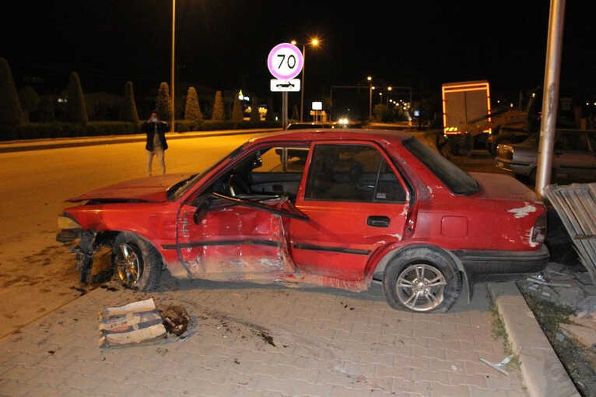Kontrolden Çıkan Otomobil, Kaldırıma Çıkarak Mermer Taşlara Çarptı: 2 Yaralı