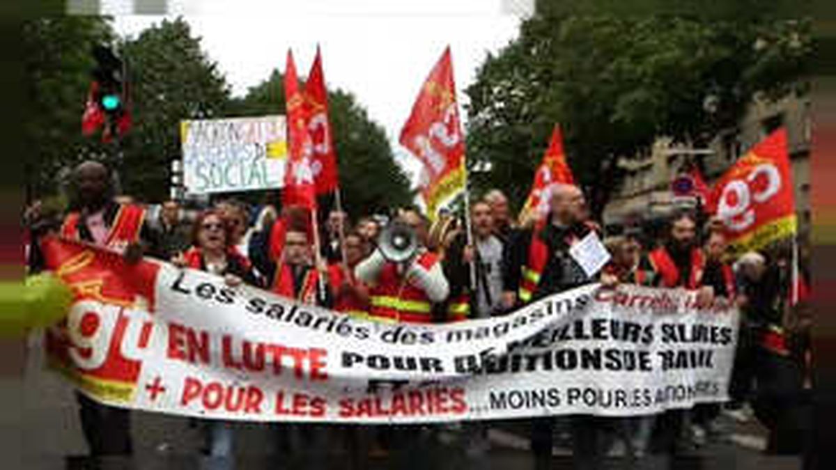 Macron\'un Politikaları Paris\'te Protesto Edildi