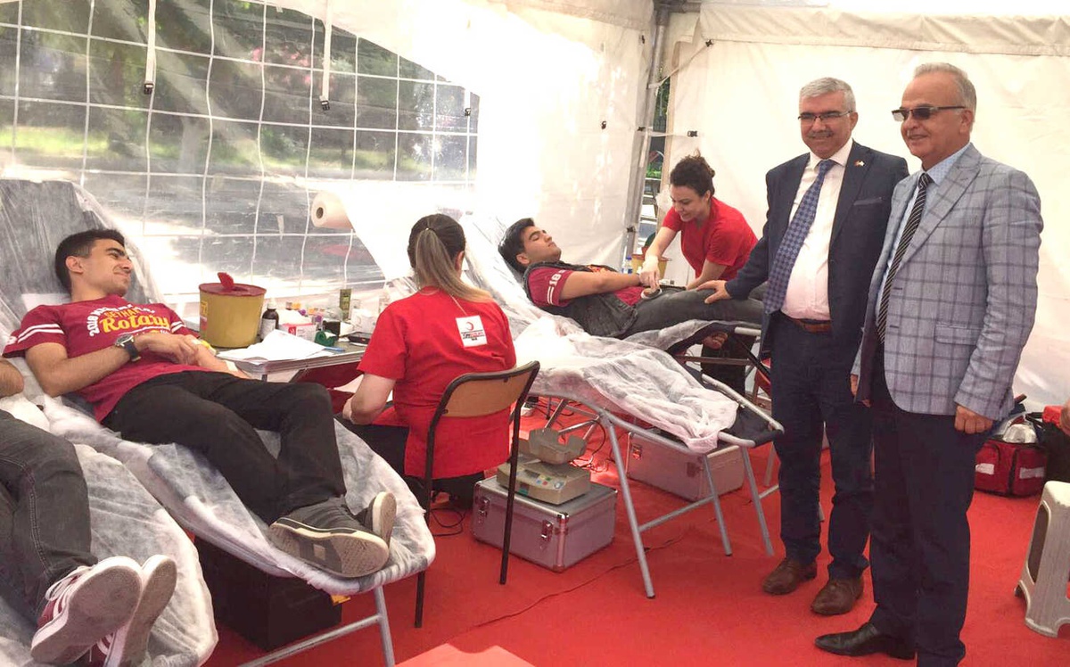 Öğrenciler Kan Bağışı İçin Sıraya Girdi
