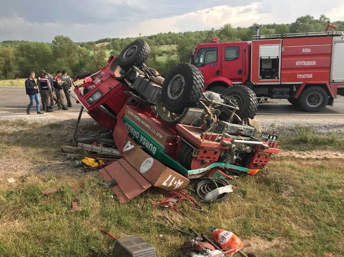 Orman İtfaiye Aracı Takla Attı: 4 Yaralı