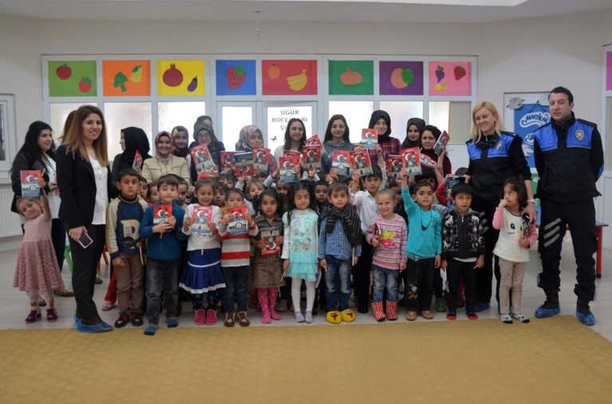 Polisten Minik Öğrencilere Güvenlik Eğitimi