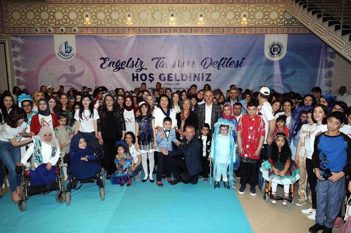 Üniversite Öğrencilerinin Tasarladığı Ürünlere Engelliler Mankenlik Yaptı