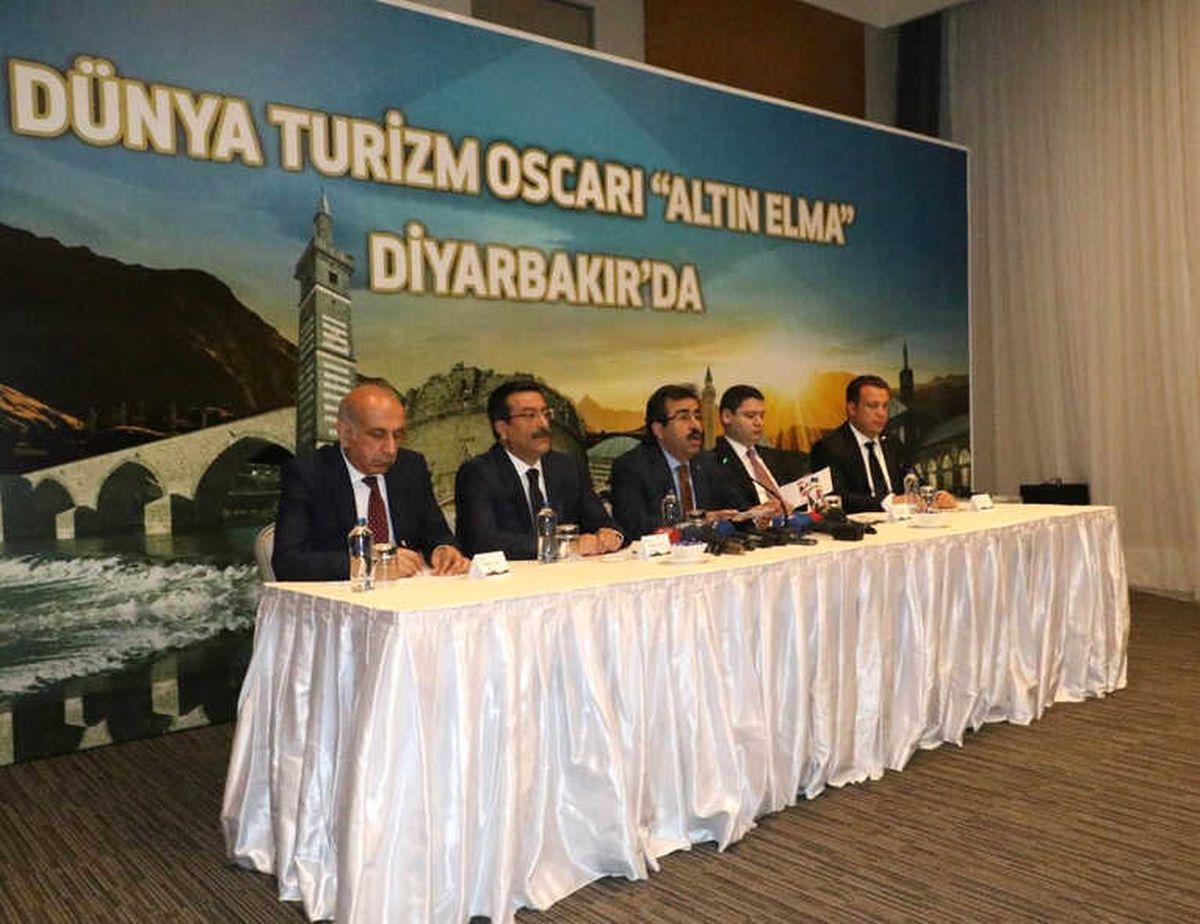 Vali Güzeloğlu, Altın Elma\'yı Değerlendirdi