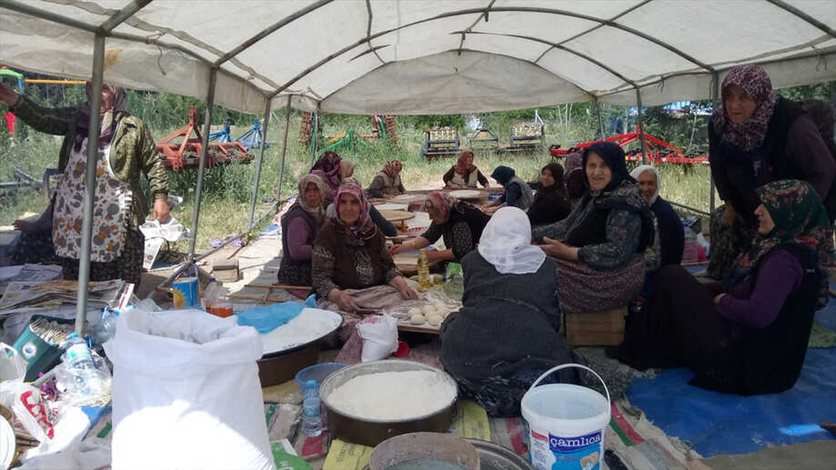 Yahşihan\'da Kadınlar Kuraklık Nedeniyle "Yağmur Ekmeği" Yapıyor