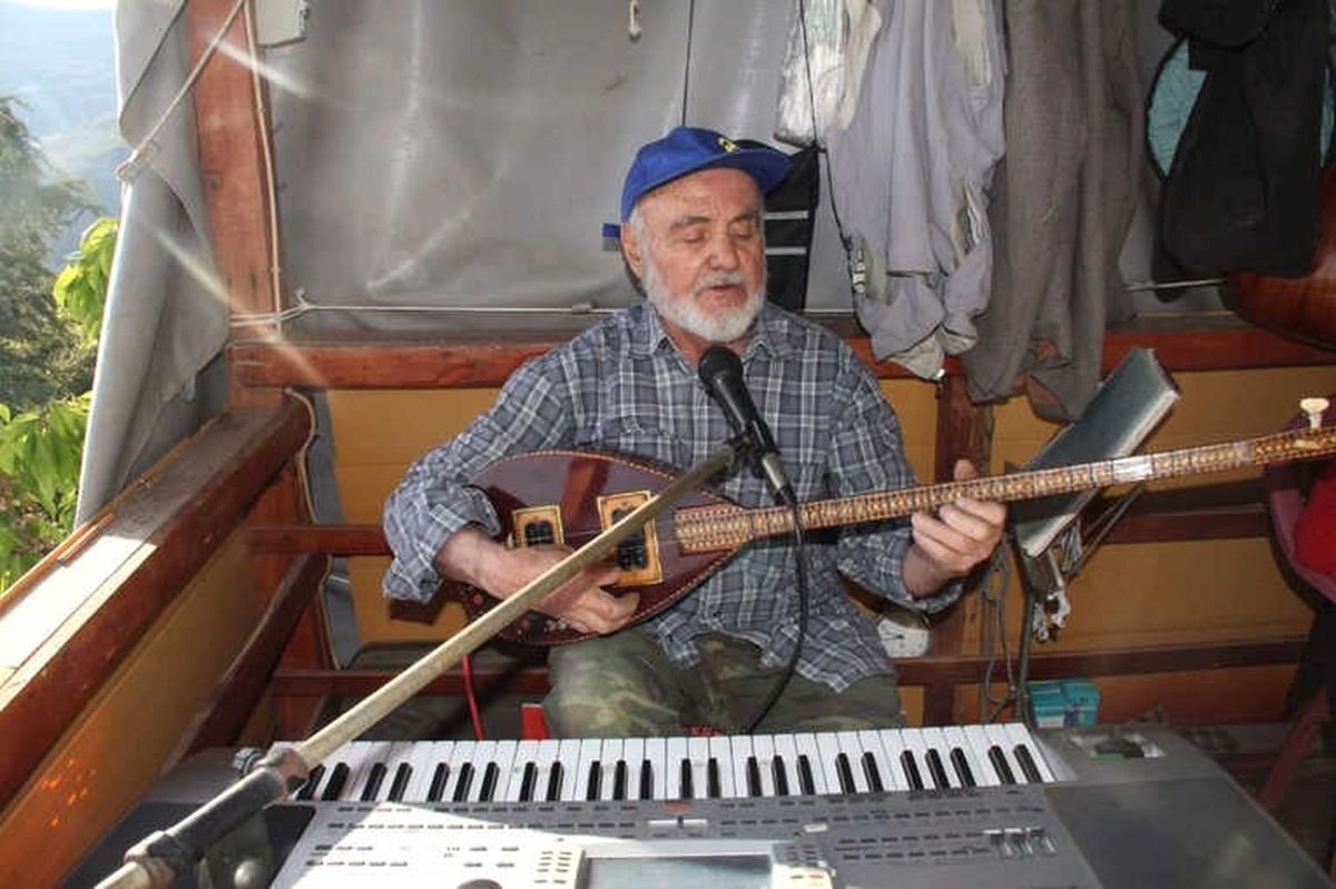 Yarım Asırdır Bağ Evinden Şaphane İlçesine Canlı Müzik Yayını Yapıyor