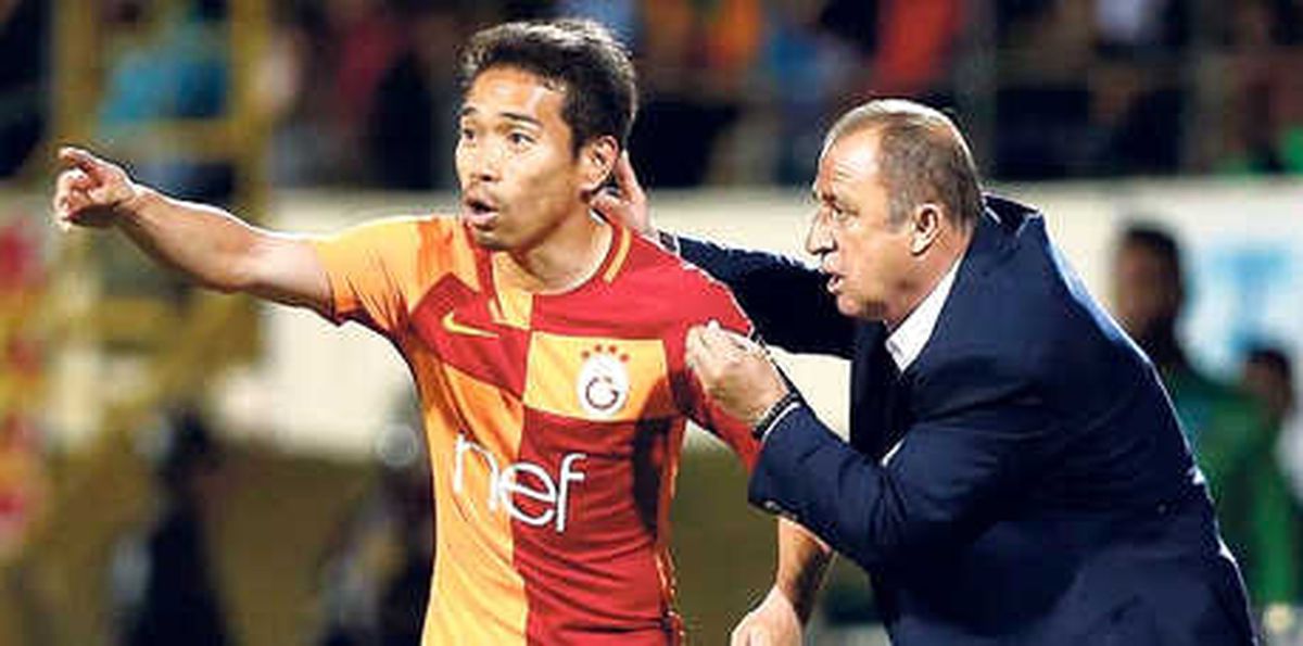 Yuto Nagatomo İmzayı Atıyor
