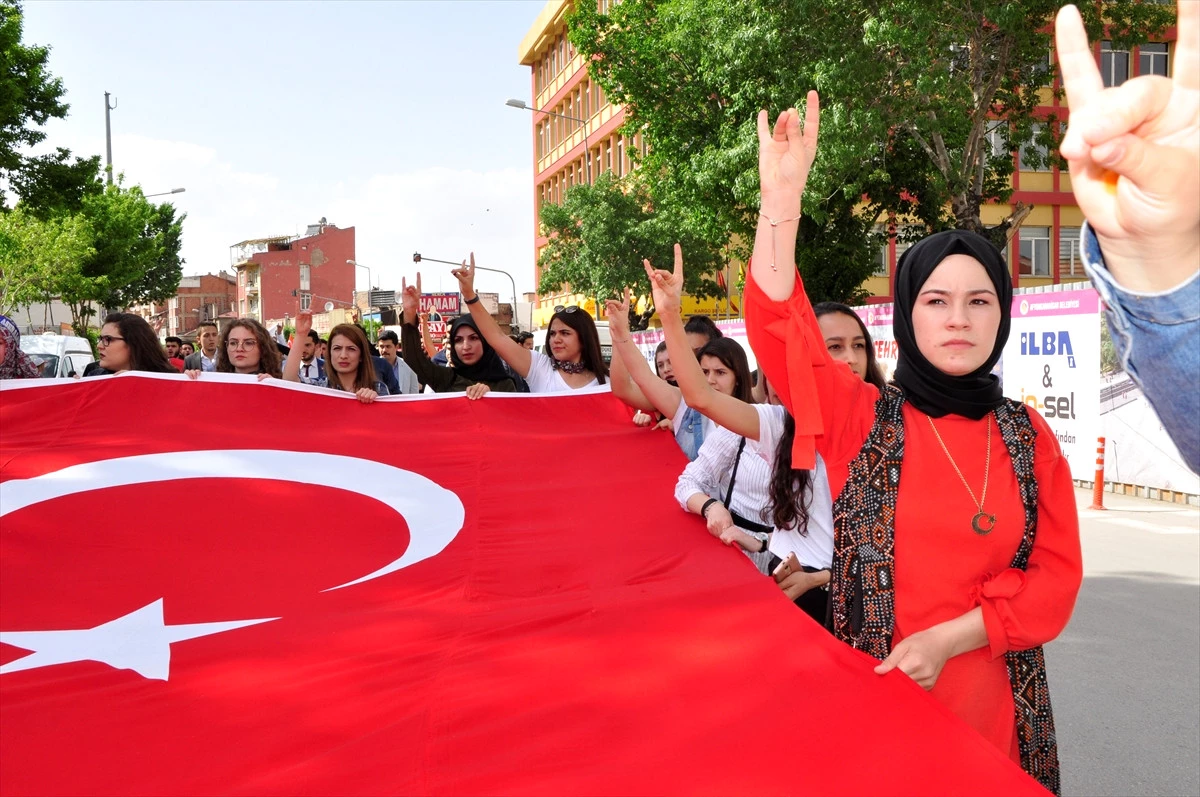 Afyonkarahisar\'da 3 Mayıs Türkçülük Günü Yürüyüşü