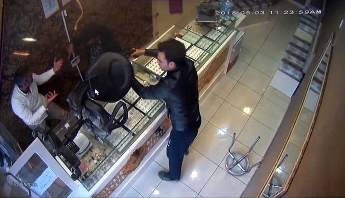Arnavutköy\'deki Silahlı Kuyumcu Soygunu Kamerada