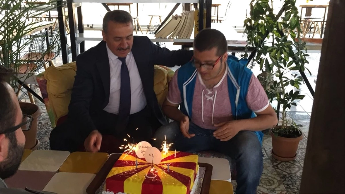 Başkan Tutal\'dan Engelli Gence Doğum Günü Sürprizi