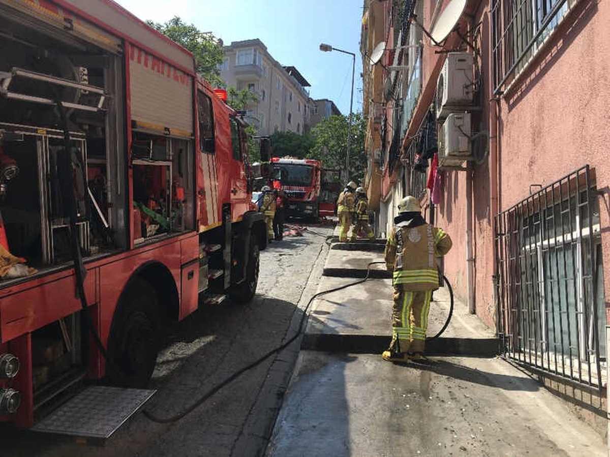 Beyoğlu\'nda Patlayan Trafo Paniğe Neden Oldu