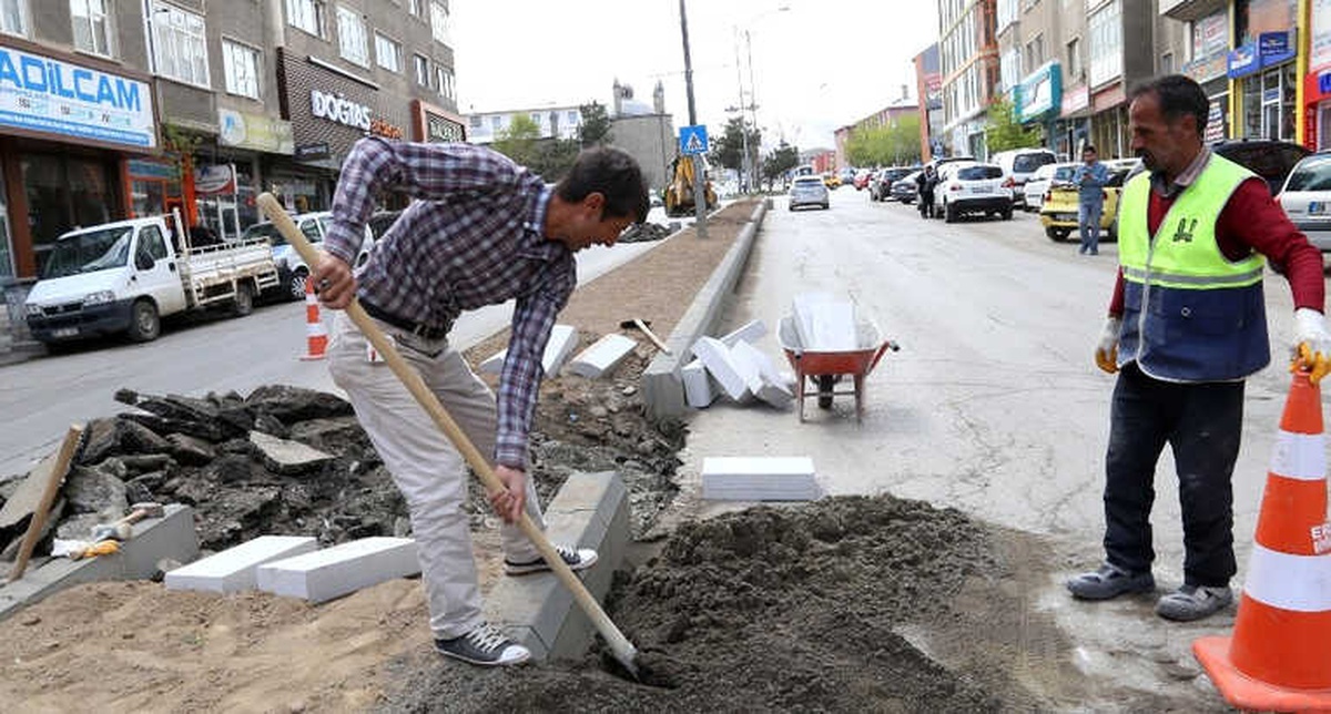 Büyükşehir Orta Refüjleri Beton Bordürlerle Yeniliyor