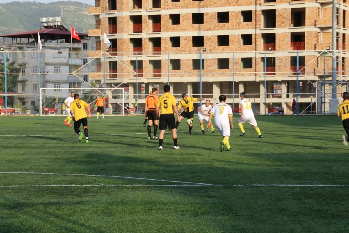 Erhan Aksay Futbol Turnuvası\'nda Takımların Maçları Sürüyor