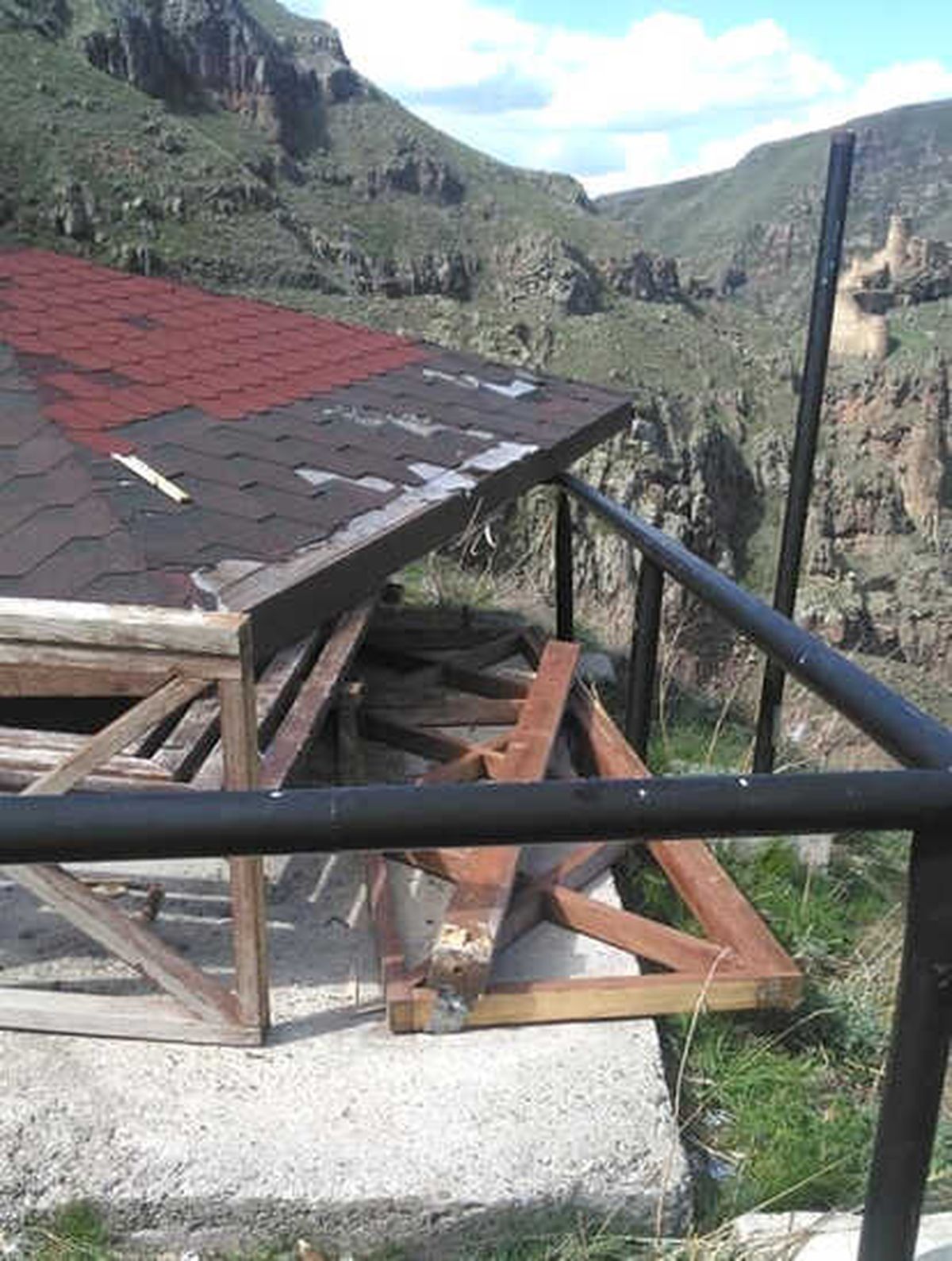 Kamelyalar Yıkılarak Ateşe Verildi
