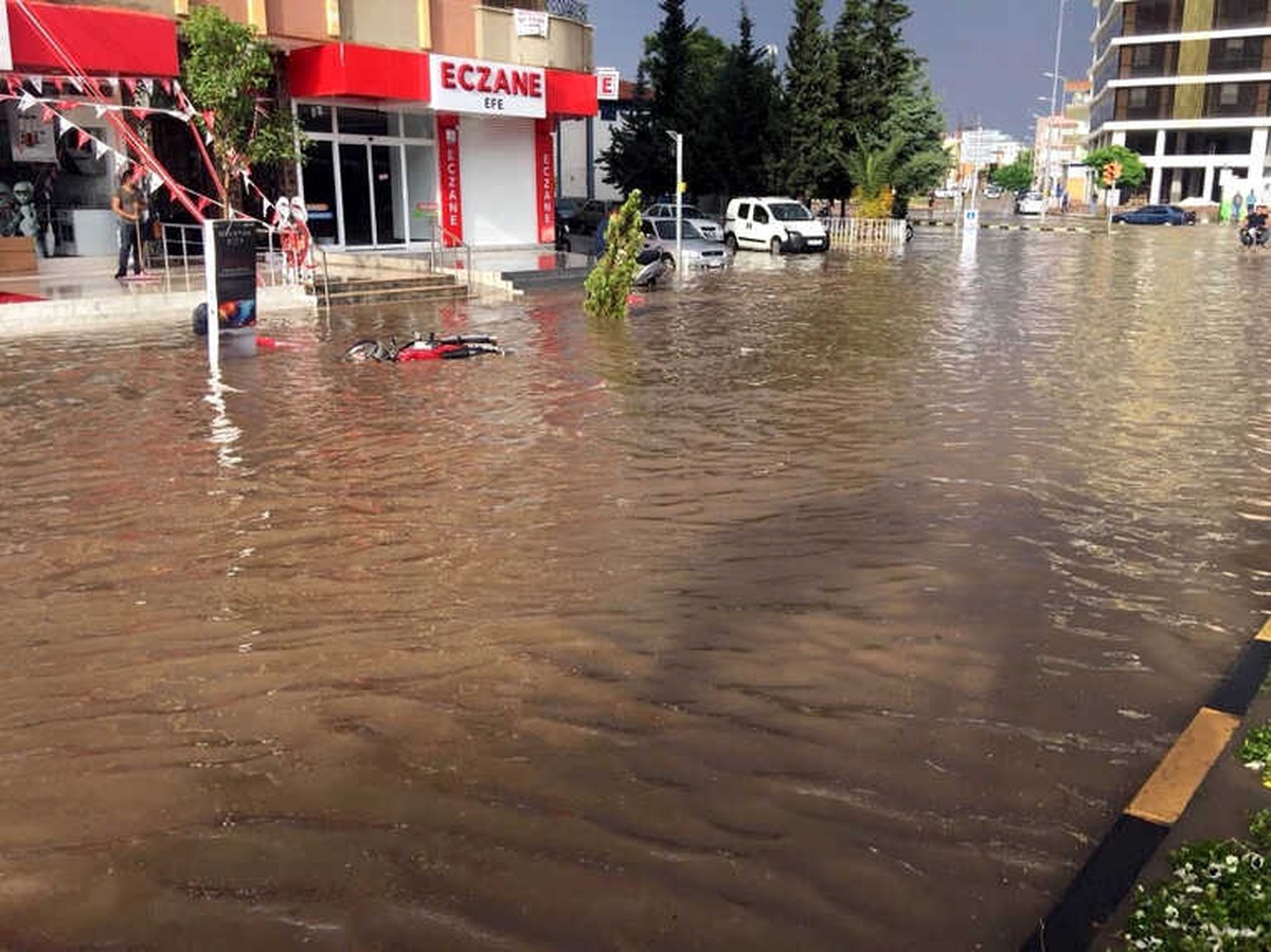 Kilis\'te Sağanak Yağış ve Dolu Hayatı Olumsuz Etkiledi