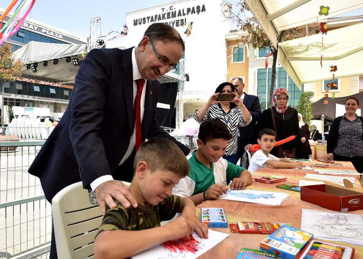 Mustafakemalpaşa\'da Çocuk Şenliği