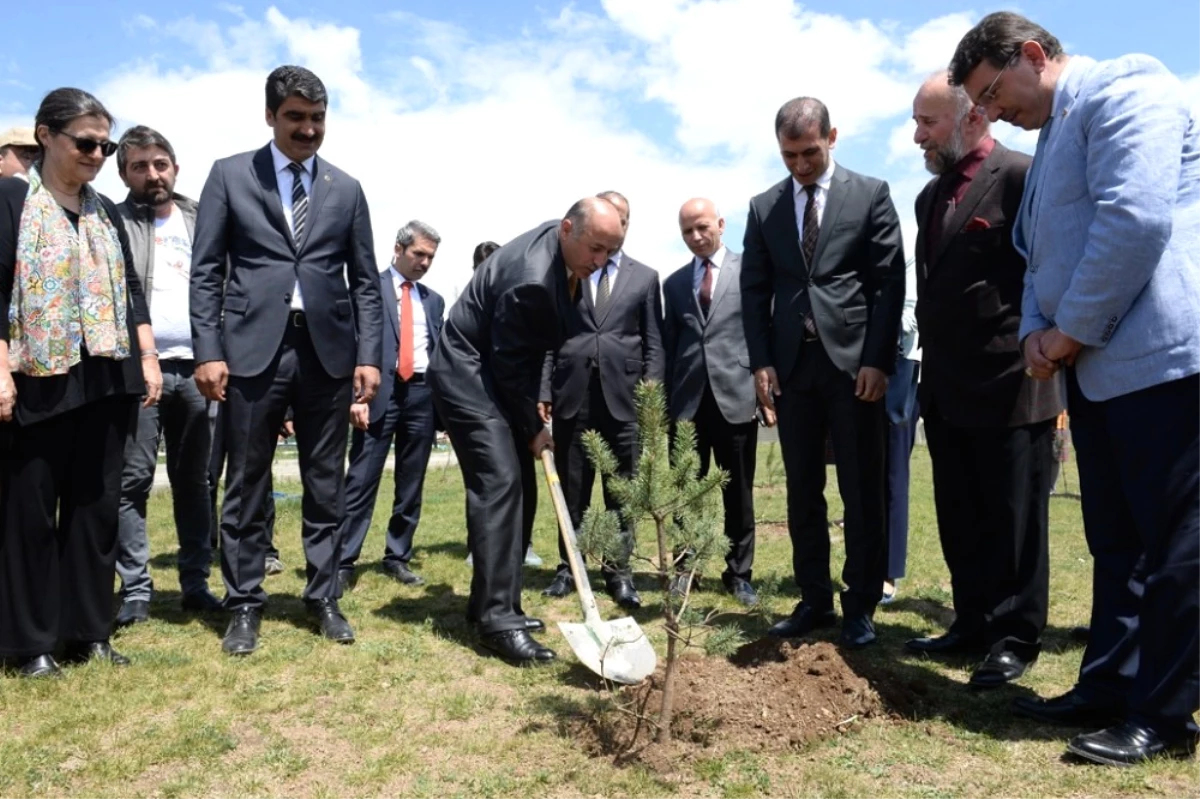 Okul Bahçesine 300 Adet Fidan Dikildi