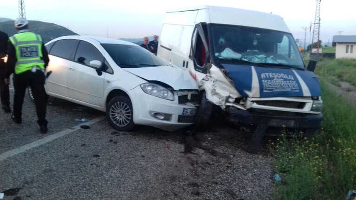 Otomobil ile Minibüs Çarpıştı: 1 Yaralı