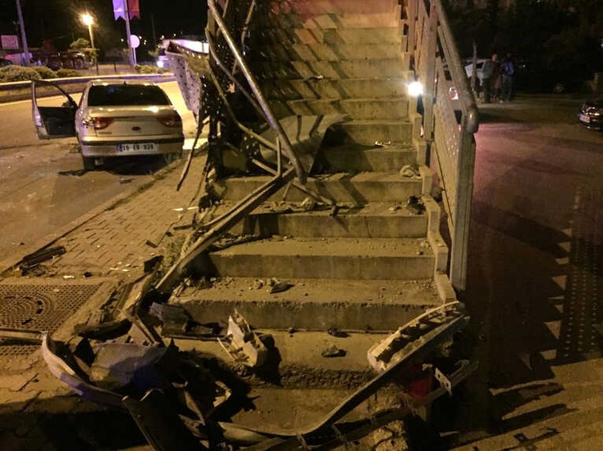 Otomobil Üst Geçide Çarparak Durabildi: 2 Yaralı